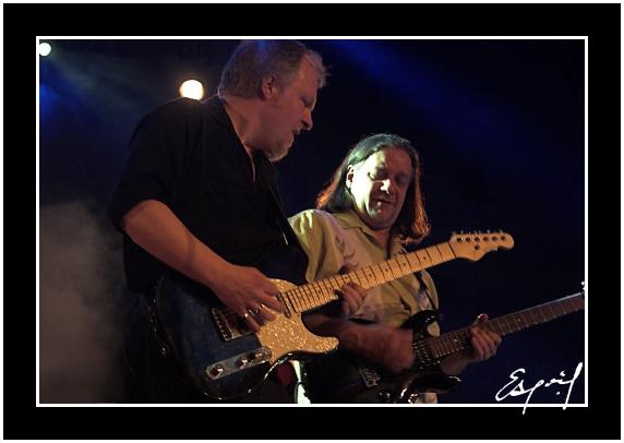 176_7676-01_500.jpg - Fred CHAPELLIER invite Neal BLACK sur scène, au Salaise Blues Festival.